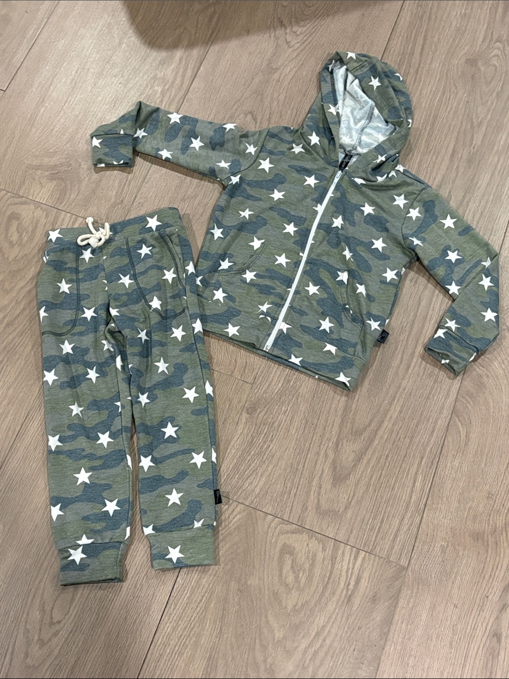 Size toddler 2/3 Kids Green Camo Star Hoodie & Jogger Set